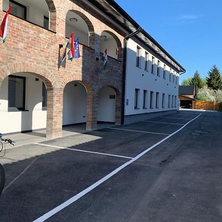 M70 Apartmanhaz Miskolc Eksteriør bilde
